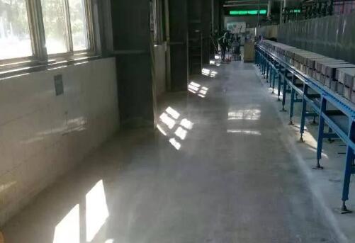 裝甲地坪地坪和環(huán)氧地坪差別有多大？十堰固化拋光裝甲地坪如何施工？