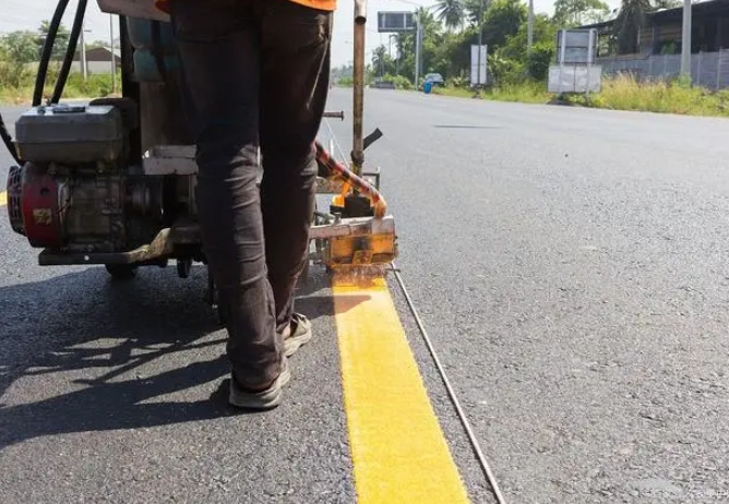 道路熱熔標(biāo)線施工在春、夏兩季施工分別應(yīng)注意哪些事項(xiàng)？