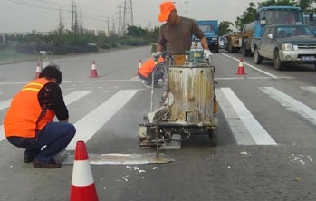 道路中間三種顏色標(biāo)線(xiàn)：白色、黃色和藍(lán)色 各有什么左右